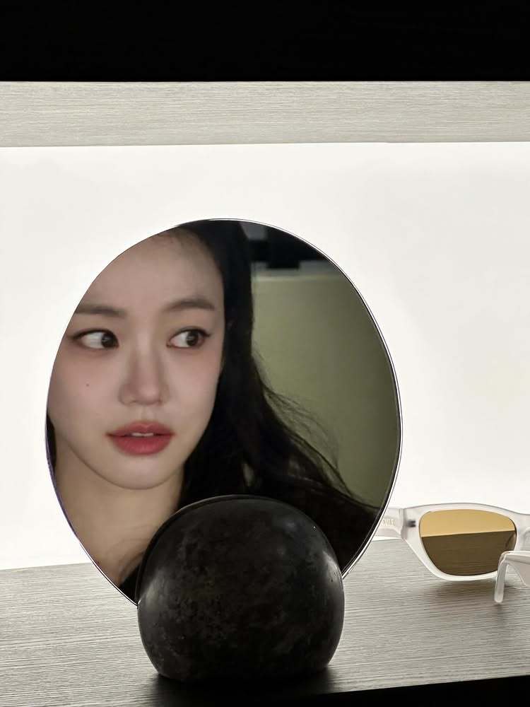 노란 수영복에 섹시한 몸매 어필하는 존예 처자