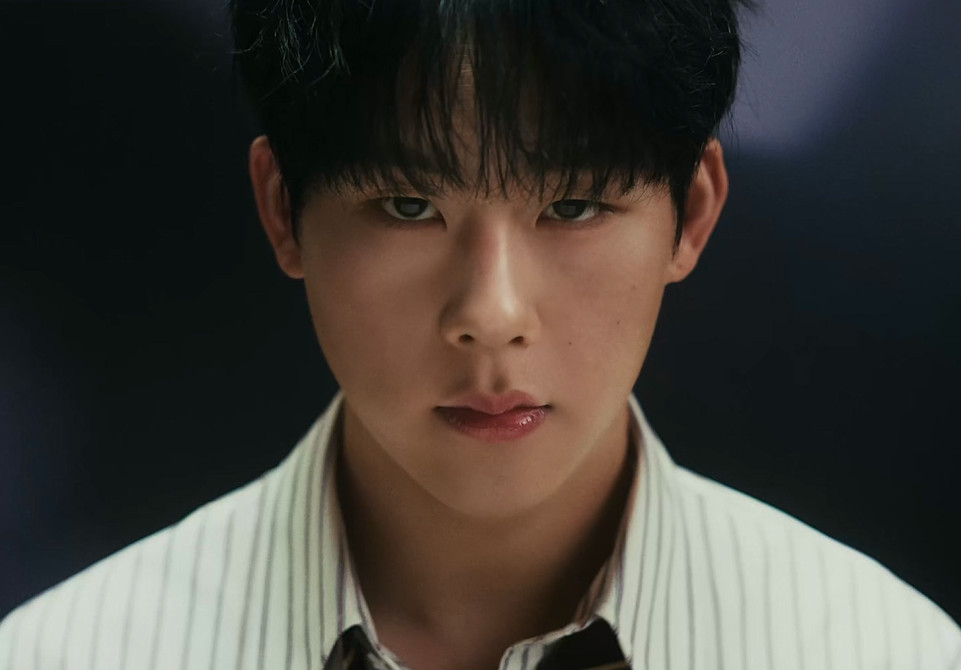 노란 수영복에 섹시한 몸매 어필하는 존예 처자