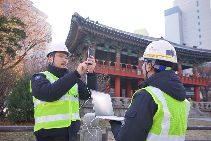 노란 수영복에 섹시한 몸매 어필하는 존예 처자