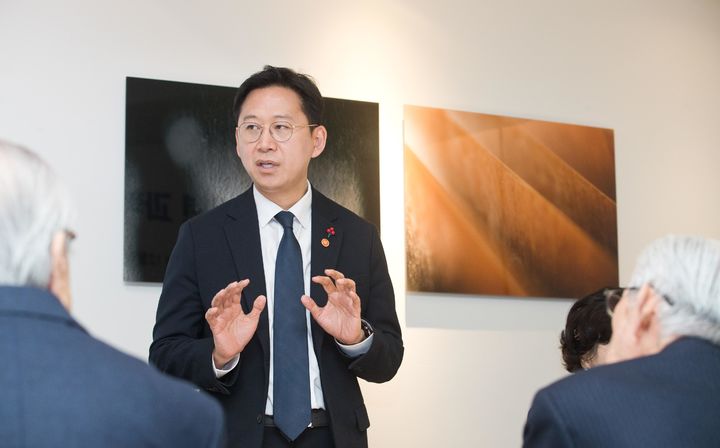 노란 수영복에 섹시한 몸매 어필하는 존예 처자