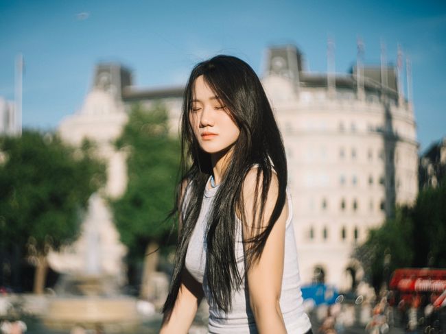 노란 수영복에 섹시한 몸매 어필하는 존예 처자