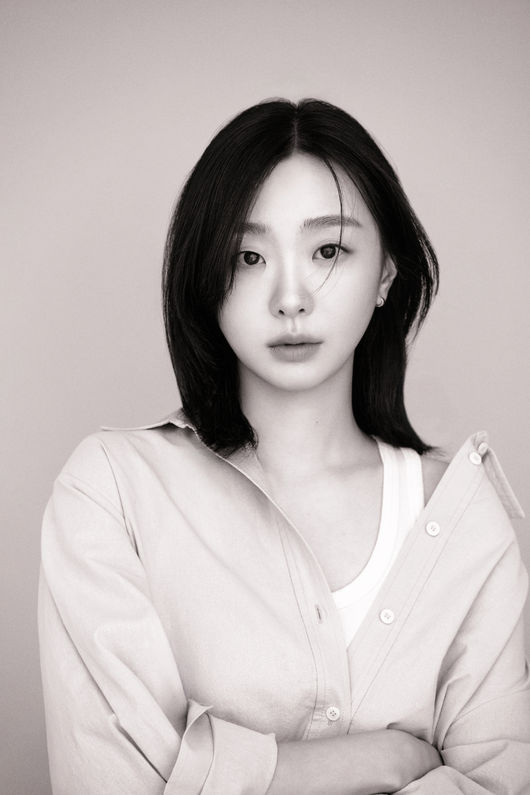 노란 수영복에 섹시한 몸매 어필하는 존예 처자