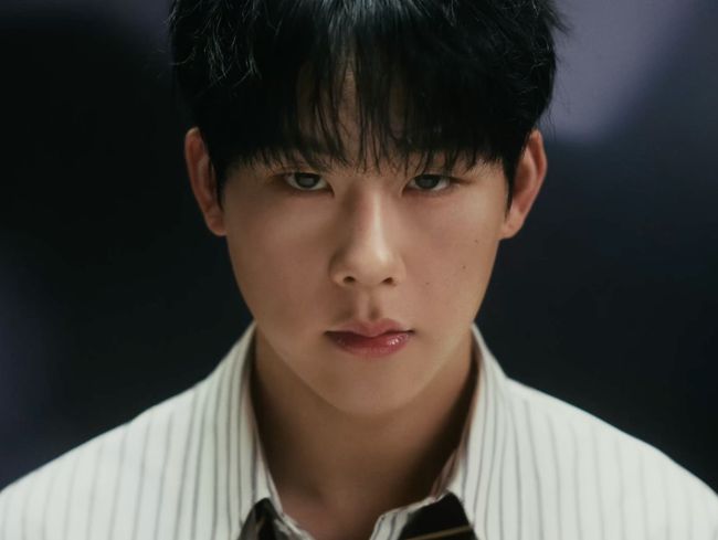 노란 수영복에 섹시한 몸매 어필하는 존예 처자