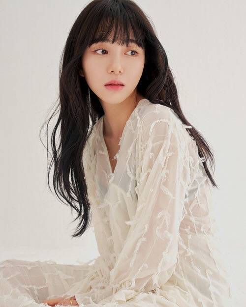 노란 수영복에 섹시한 몸매 어필하는 존예 처자