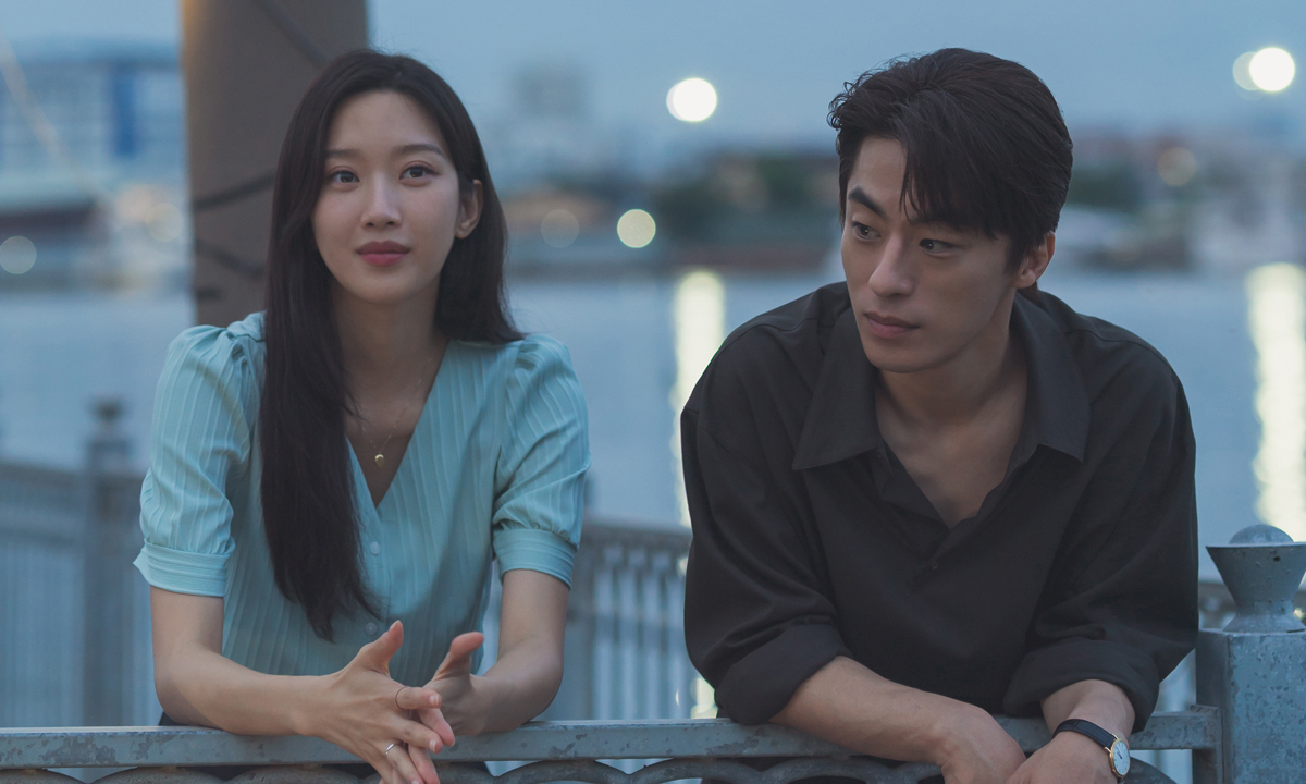 노란 수영복에 섹시한 몸매 어필하는 존예 처자