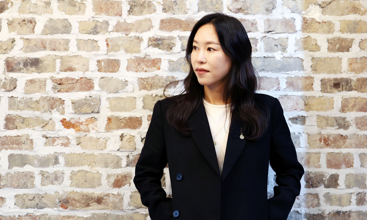 노란 수영복에 섹시한 몸매 어필하는 존예 처자