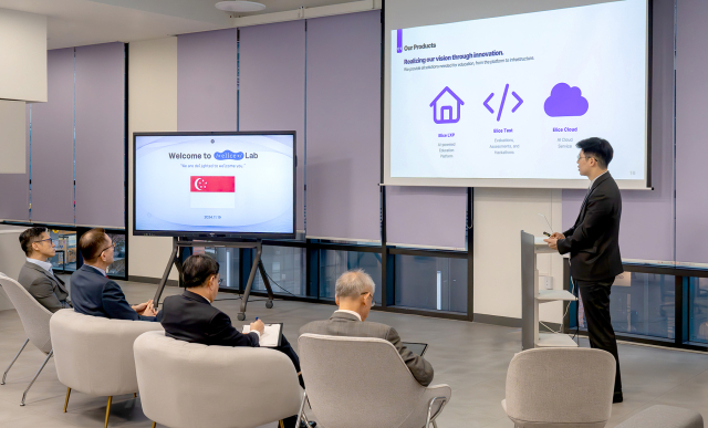 노란 수영복에 섹시한 몸매 어필하는 존예 처자