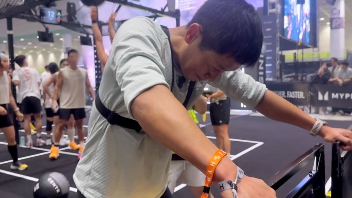 노란 수영복에 섹시한 몸매 어필하는 존예 처자