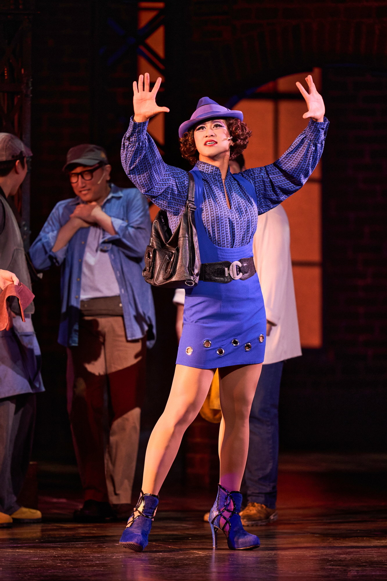 노란 수영복에 섹시한 몸매 어필하는 존예 처자