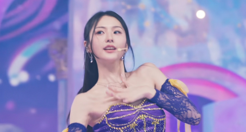 노란 수영복에 섹시한 몸매 어필하는 존예 처자