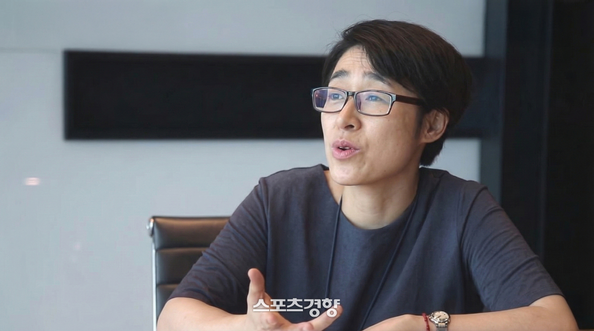 노란 수영복에 섹시한 몸매 어필하는 존예 처자