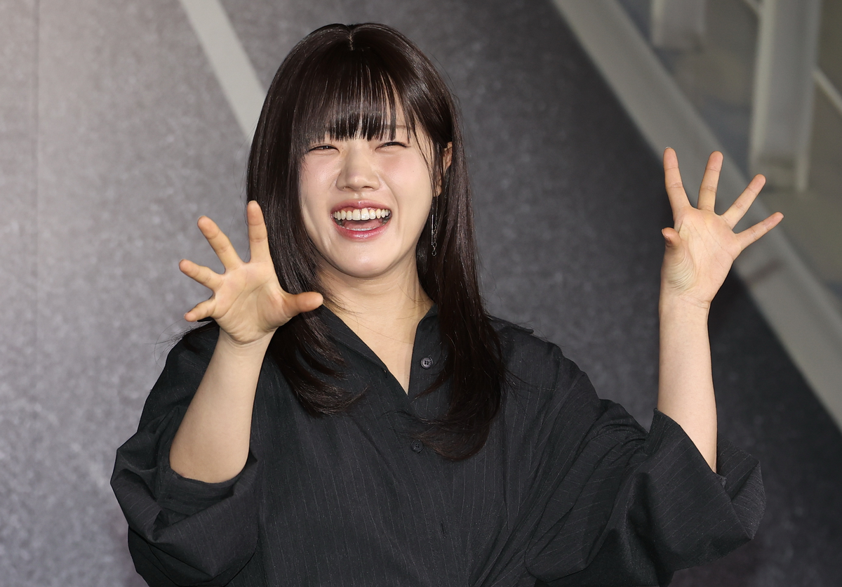 노란 수영복에 섹시한 몸매 어필하는 존예 처자