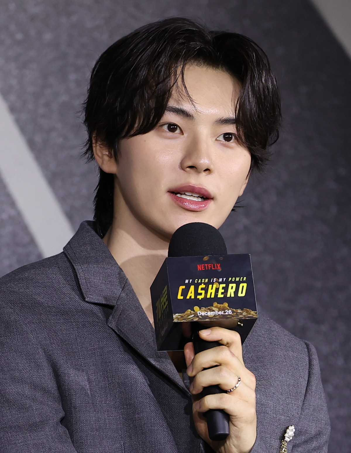 노란 수영복에 섹시한 몸매 어필하는 존예 처자