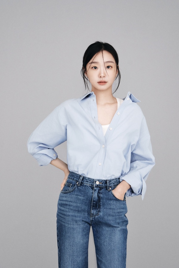 노란 수영복에 섹시한 몸매 어필하는 존예 처자