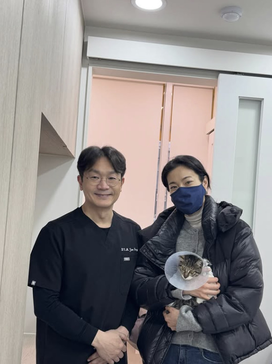 노란 수영복에 섹시한 몸매 어필하는 존예 처자