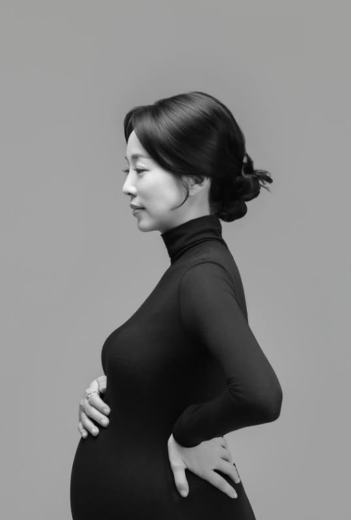 노란 수영복에 섹시한 몸매 어필하는 존예 처자