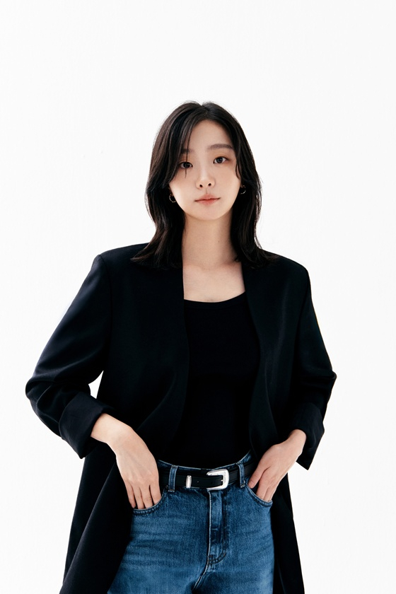 노란 수영복에 섹시한 몸매 어필하는 존예 처자