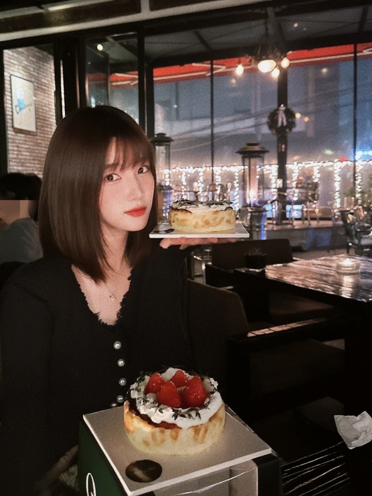 노란 수영복에 섹시한 몸매 어필하는 존예 처자