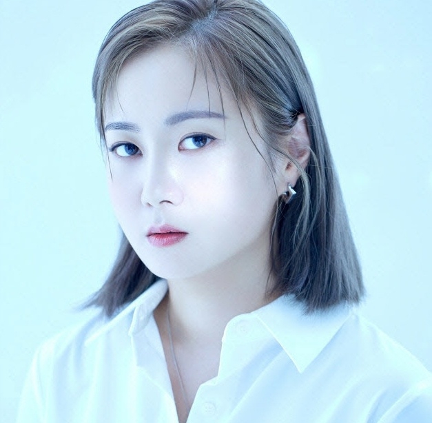 노란 수영복에 섹시한 몸매 어필하는 존예 처자