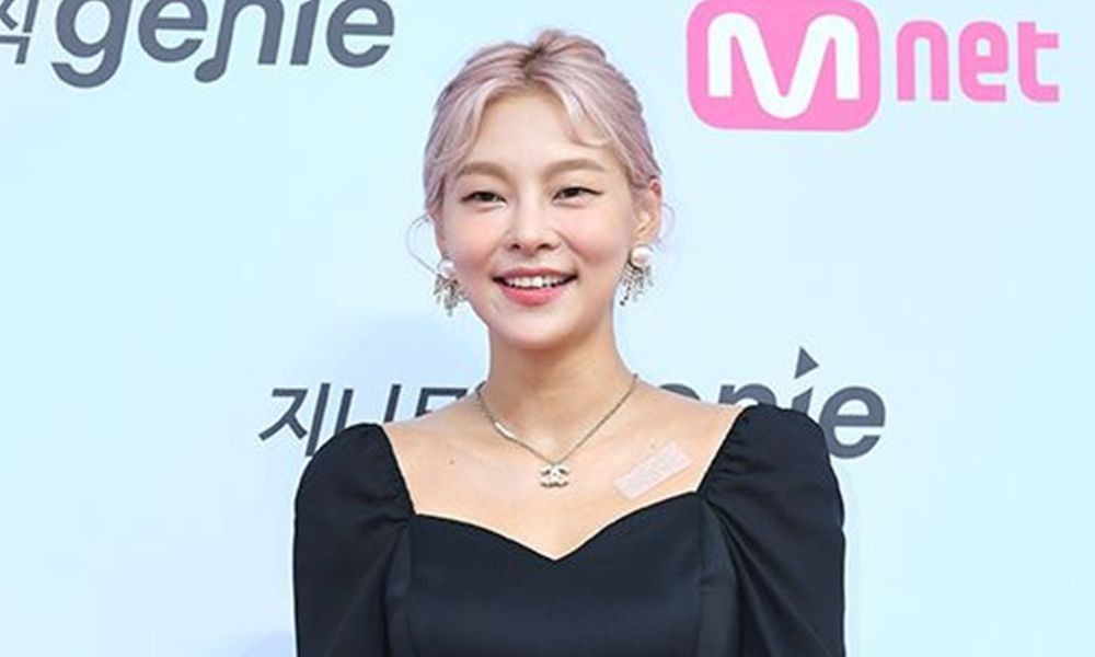 노란 수영복에 섹시한 몸매 어필하는 존예 처자