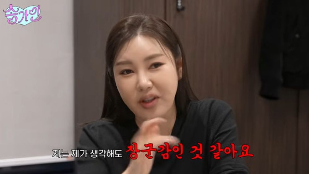 노란 수영복에 섹시한 몸매 어필하는 존예 처자