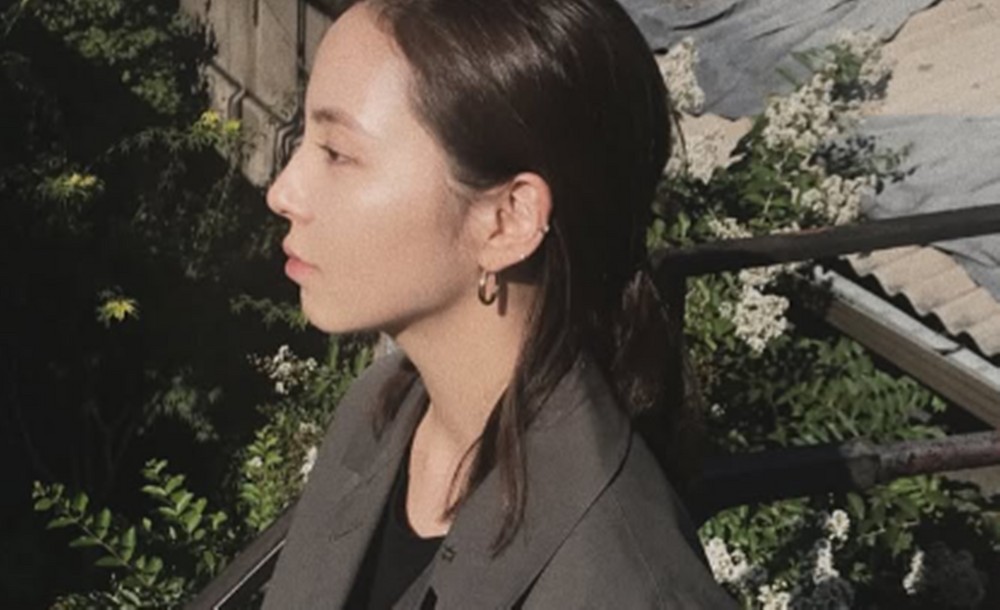 노란 수영복에 섹시한 몸매 어필하는 존예 처자