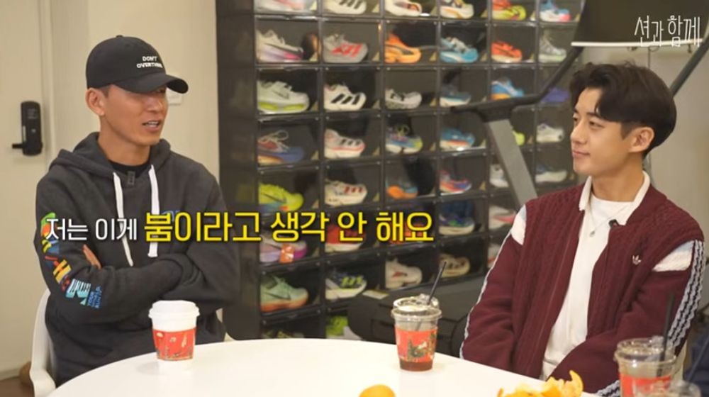 노란 수영복에 섹시한 몸매 어필하는 존예 처자