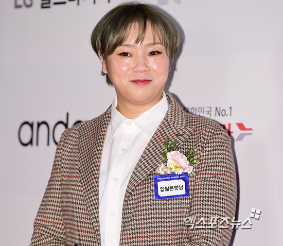 노란 수영복에 섹시한 몸매 어필하는 존예 처자