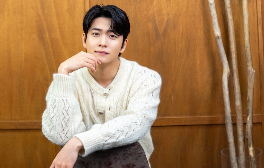 노란 수영복에 섹시한 몸매 어필하는 존예 처자