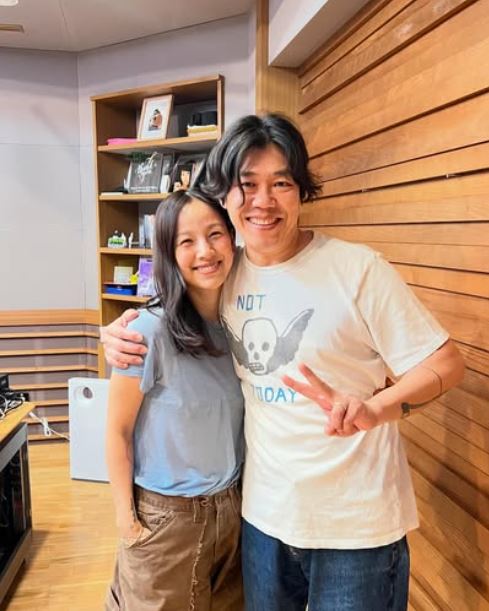 노란 수영복에 섹시한 몸매 어필하는 존예 처자