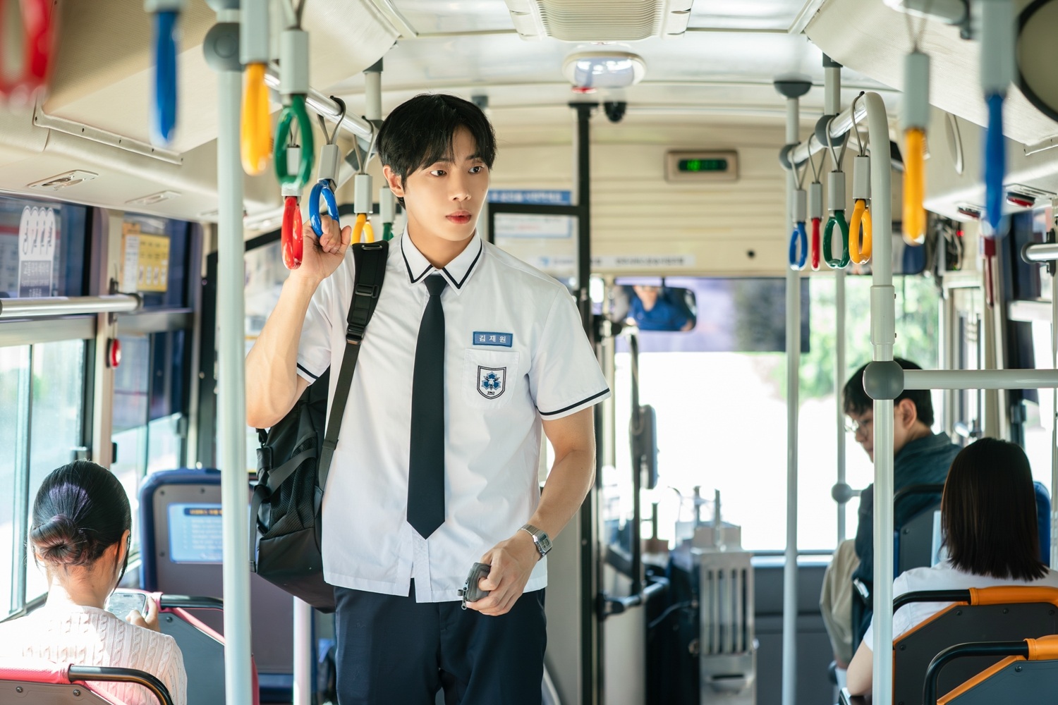 노란 수영복에 섹시한 몸매 어필하는 존예 처자