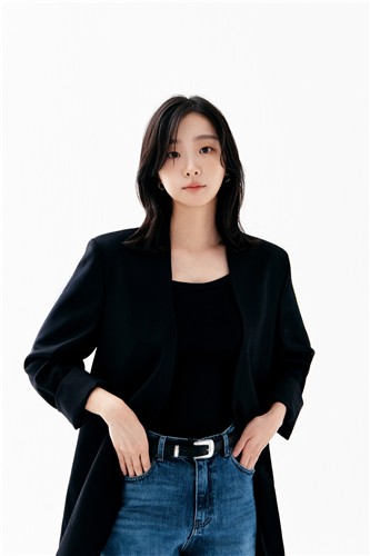 노란 수영복에 섹시한 몸매 어필하는 존예 처자