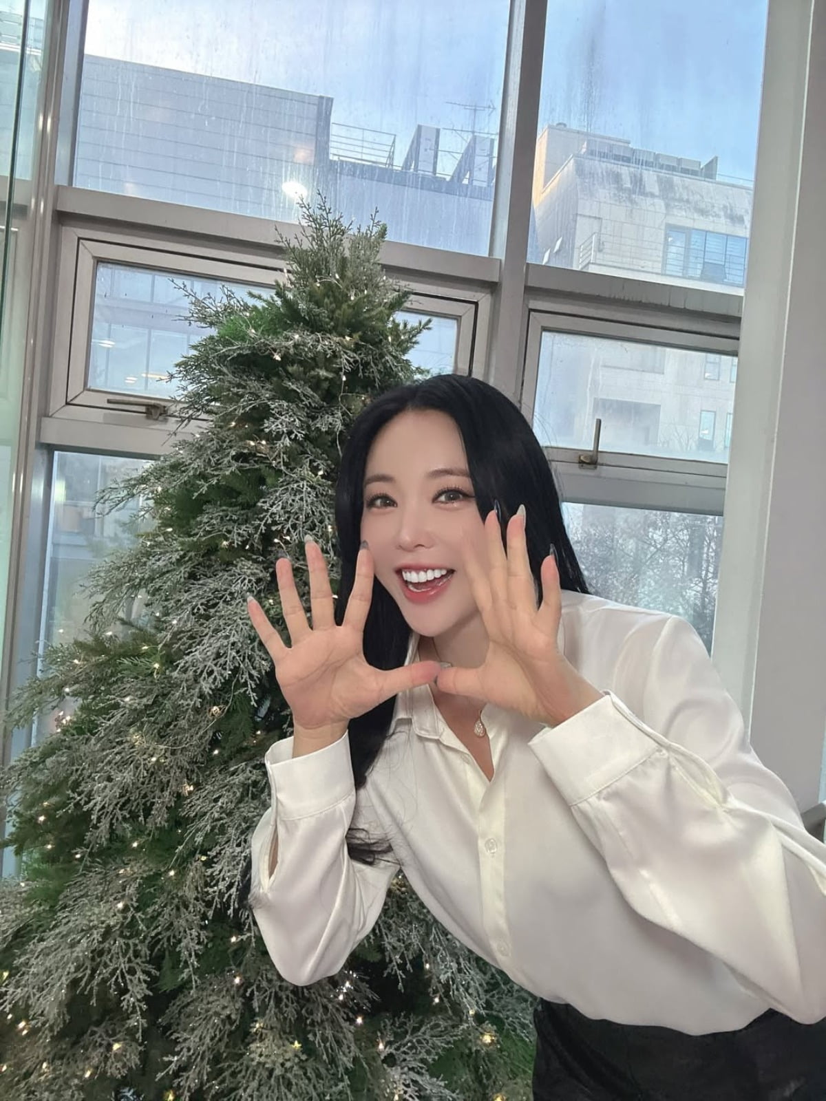 노란 수영복에 섹시한 몸매 어필하는 존예 처자