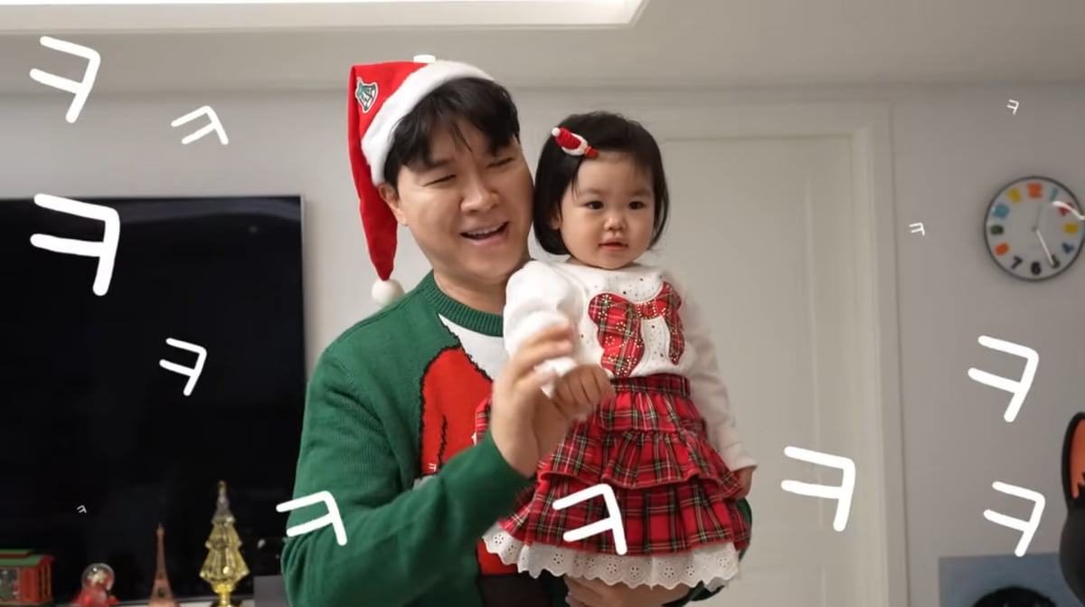 노란 수영복에 섹시한 몸매 어필하는 존예 처자