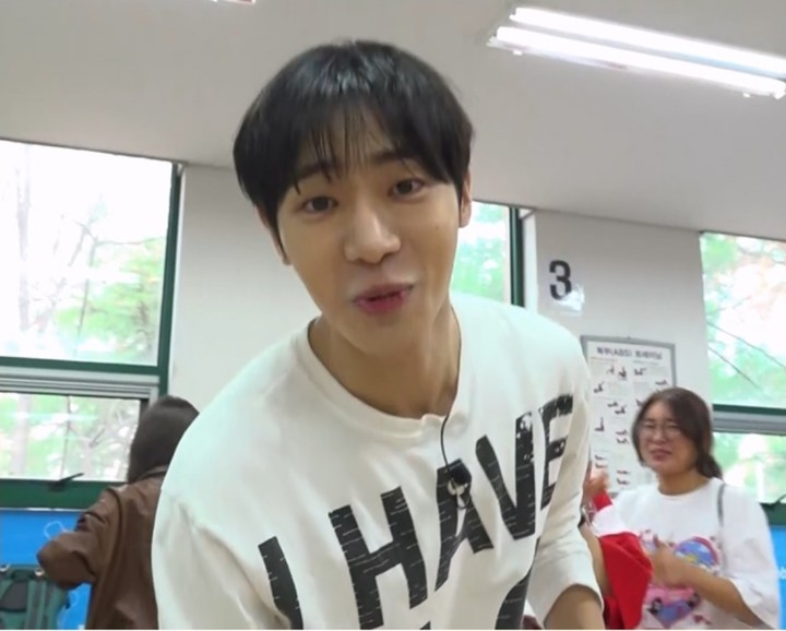 노란 수영복에 섹시한 몸매 어필하는 존예 처자