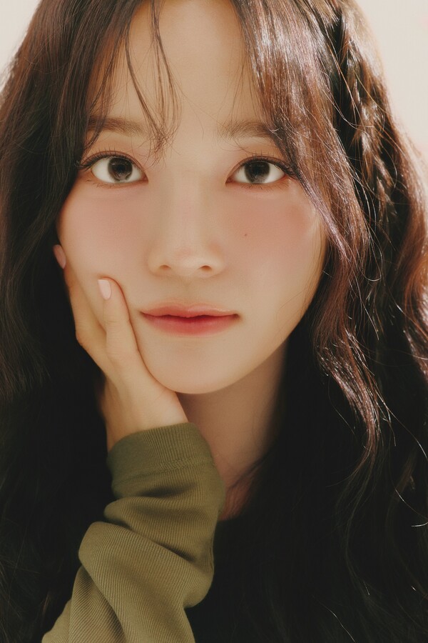 노란 수영복에 섹시한 몸매 어필하는 존예 처자