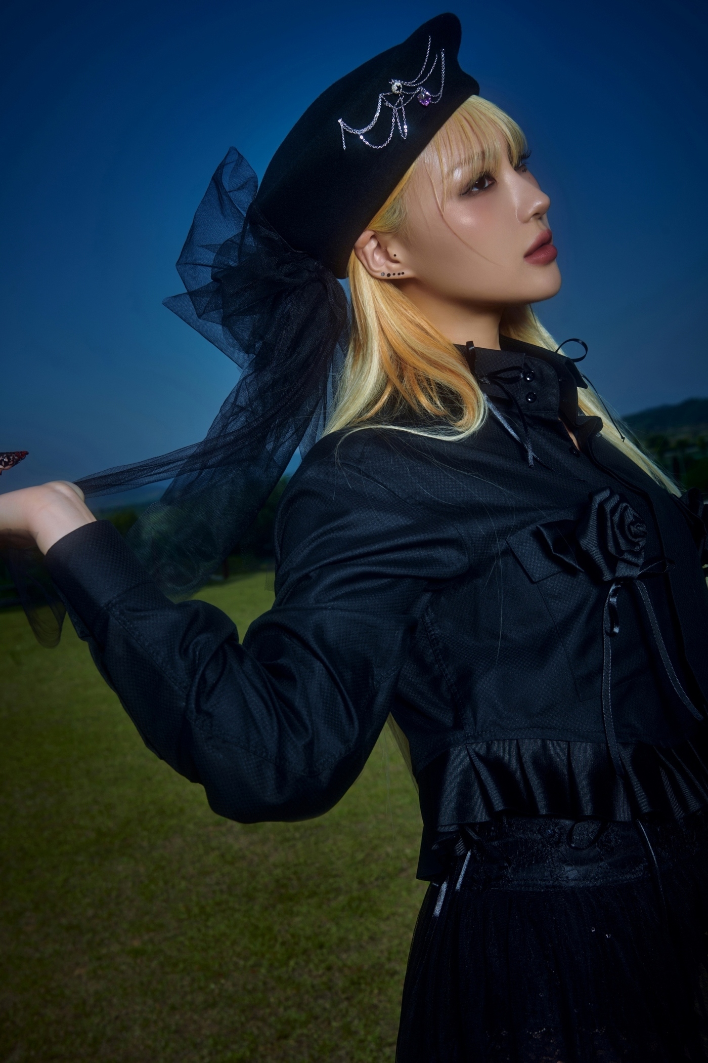 노란 수영복에 섹시한 몸매 어필하는 존예 처자