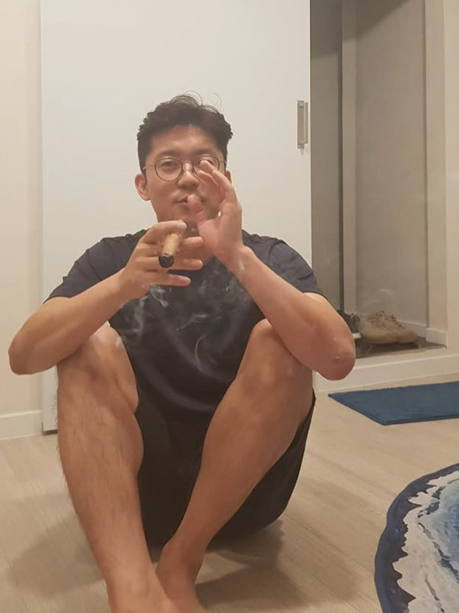 노란 수영복에 섹시한 몸매 어필하는 존예 처자