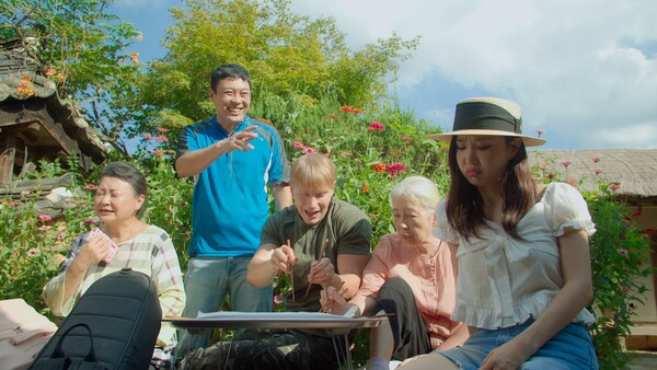 노란 수영복에 섹시한 몸매 어필하는 존예 처자