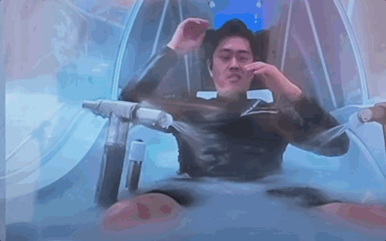 지난 3월 요시무라 히로후미 오사카부 지사가 '오사카 엑스포 시사회 전시'에서 인간 세탁기를 체험하는 모습. 교도통신