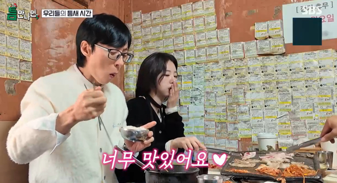 노란 수영복에 섹시한 몸매 어필하는 존예 처자