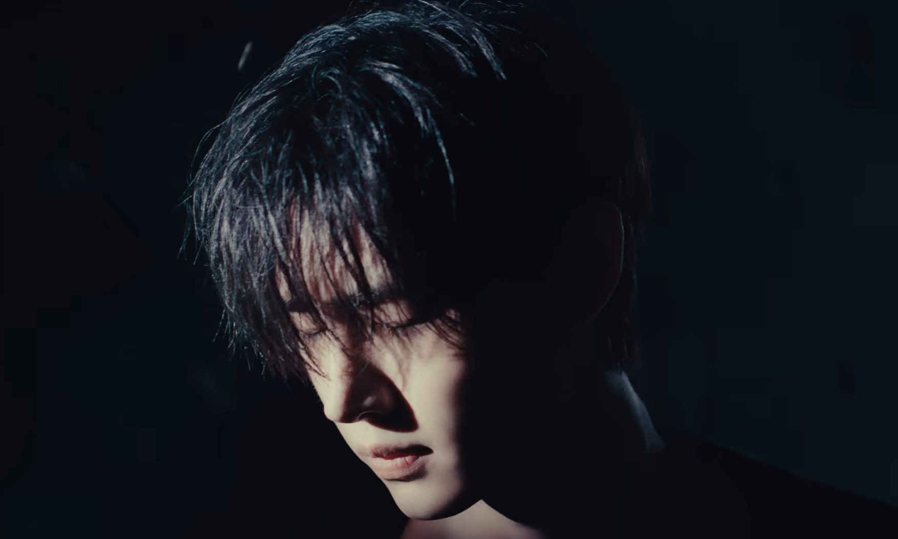 노란 수영복에 섹시한 몸매 어필하는 존예 처자