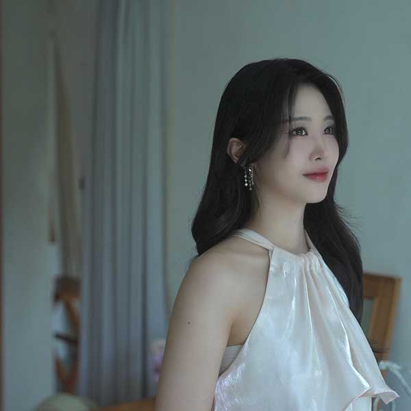 노란 수영복에 섹시한 몸매 어필하는 존예 처자