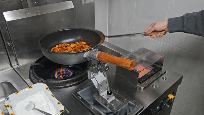 만다린로보틱스의 '엑스 웍'이 낚지 볶음을 웍 요리 방식으로 조리하고 있다. [사진=설재윤 기자]