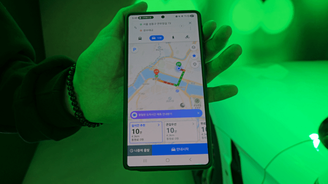 지난 22일 서울 성수동에서 열린 네이버X스포티파이 스페셜 파티에서 참여해 네이버지도를 통한 스포티파이 콘텐츠를 체험해보고 있다. 영상=박수빈 기자