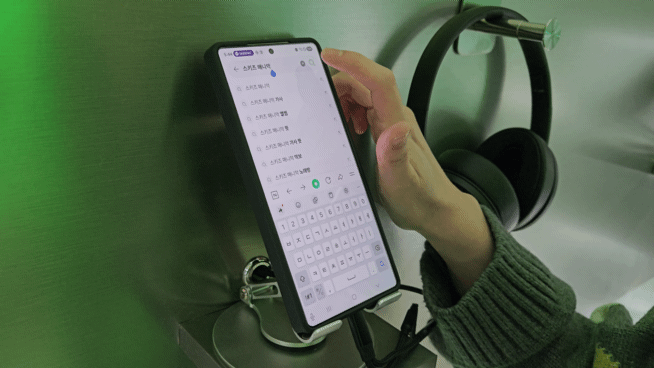 지난 22일 서울 성수동에서 열린 네이버X스포티파이 스페셜 파티에서 참여해 네이버 검색을 통한 스포티파이 콘텐츠를 체험해보고 있다. 영상=박수빈 기자