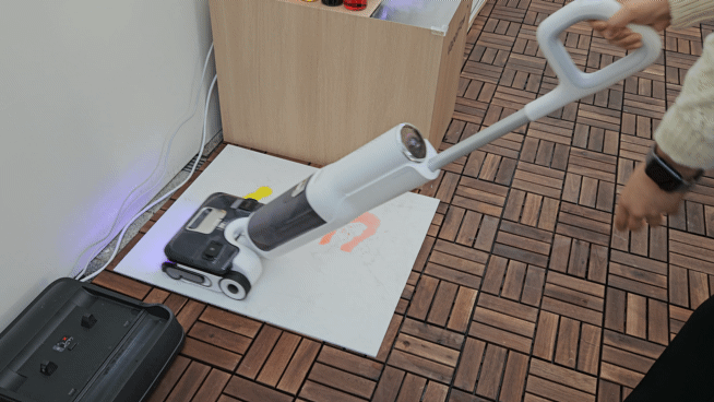 스타필드 고양에서 열린 로보락 아이스링크 팝업스토어에서 스팀 청소기 F25 울트라를 체험해보고 있다. 영상=박수빈 기자