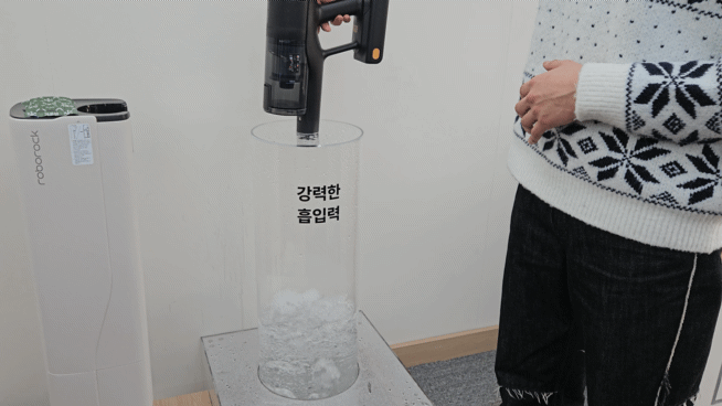 스타필드 고양에서 열린 로보락 아이스링크 팝업스토어에서 무선청소기 H60 허브 울트라 제품의 성능을 체험해보고 있다. 영상=박수빈 기자