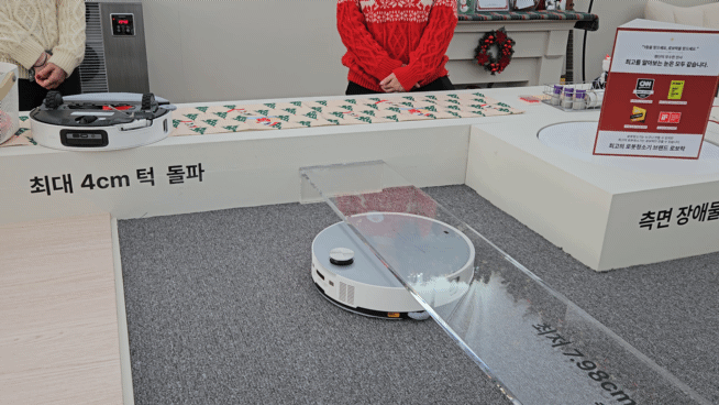 스타필드 고양에서 열린 로보락 아이스링크 팝업스토어에서 S9 MaxV 울트라 제품이 좁은 틈새를 지나가고 있다. 영상=박수빈 기자