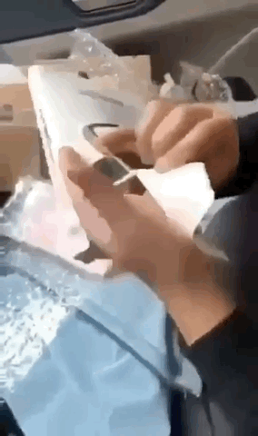 위조증을 판매한 일당은 '스마트폰 케이스'의 뒷면에 위조증을 부착해 택배 내용물을 감쪽같이 속이는 방식으로 밀반입했다. 확인된 거래 금액은 700만원 정도다./사진=서울경찰청